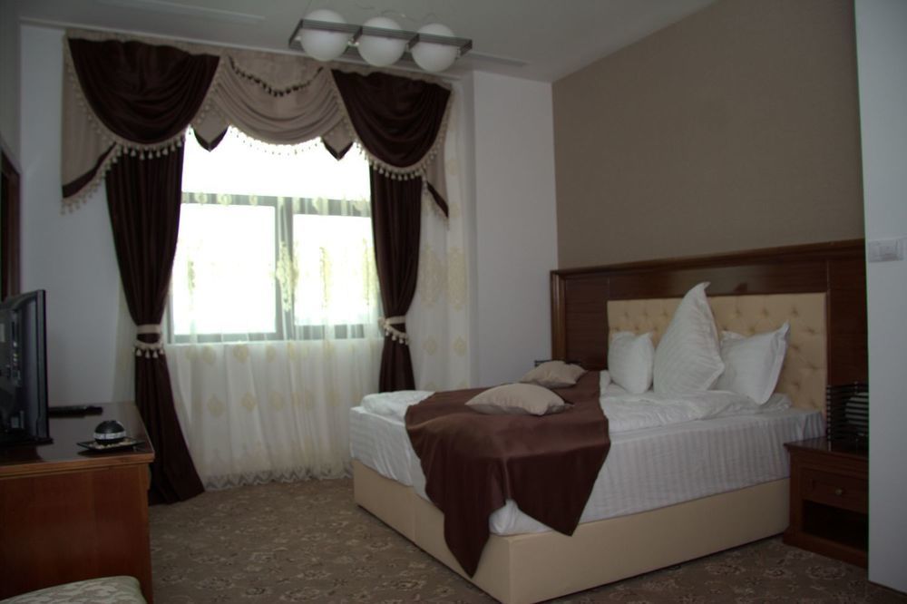 Hotel Pik Elegance Ploieşti Exterior foto
