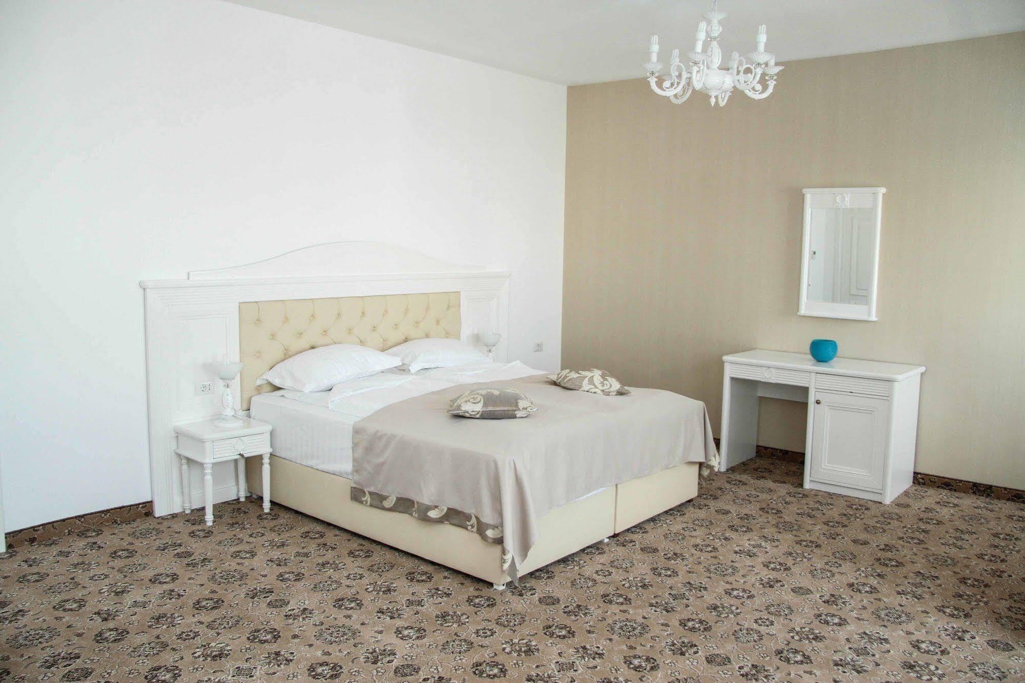 Hotel Pik Elegance Ploieşti Exterior foto