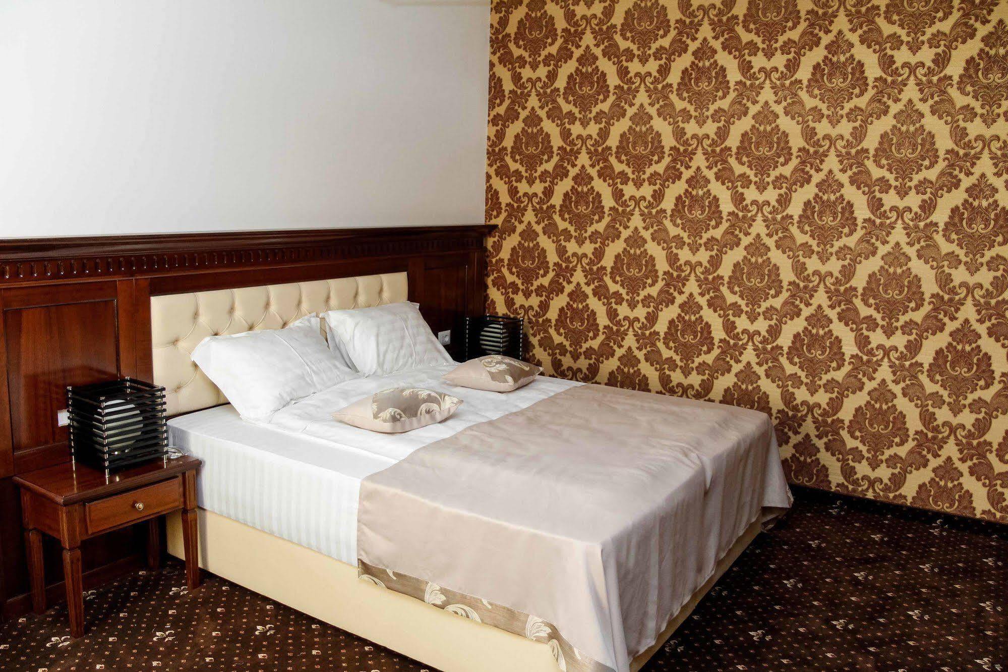 Hotel Pik Elegance Ploieşti Exterior foto